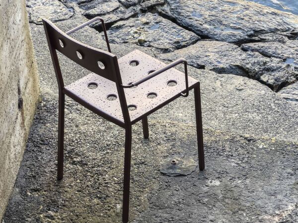 5_Balcony Armchair iron red 02.jpeg