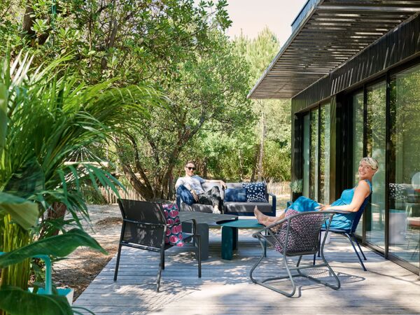 5_canape-Bellevie-table-basse-Bebop-fauteuil-bas-Cadiz-Fauteuil-Sixties-Fauteuil-Lorette-mobilier-de-jardin-Fermob.jpg