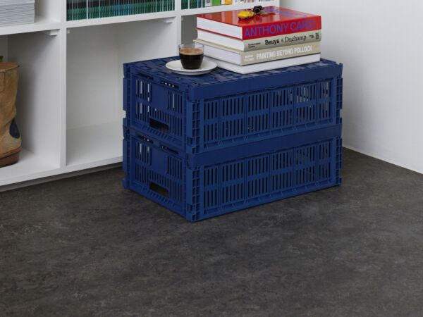 5_HAY Colour Crate L dark blue.jpg