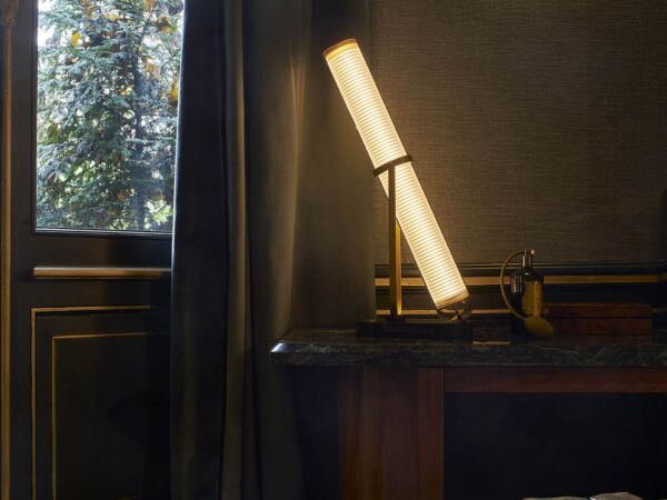 5_lampe-de-table-frechin-led-blanc-or-marbre-noir_madeindesign_364119_original.jpg