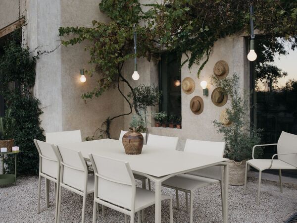 5_Table-Calvi-chaise-Cadiz-bridge-Cadiz-lampe-Aplo-sangle-Aplo-suuport-applique-murale-Aplo-photophore-cuub-gueridon-salsa.jpg