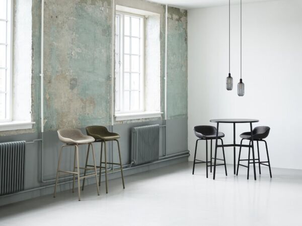 5_6040_Normann_Copenhagen_Hyg_Barstool_75_cm_Steel_Sand_Olive_Front_Upholstery_Synergy__LDS32_LDS48_Hyg_Barstool_65_cm_Steel_Black_Full_Upholstery_Main_Line_Flax_MLF16_01.jpg