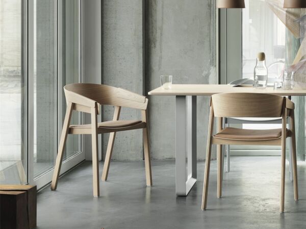 5_Muuto-Cover-Stuhl-Eichenholz-Situation.jpg