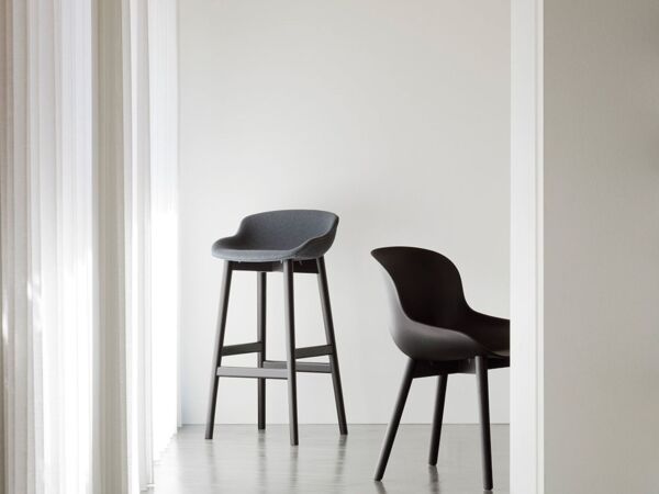 5_Hyg_Barstool_65_cm_Front_Uph_Black_Oak.jpg