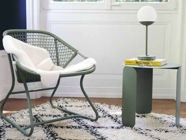 5_Fauteuil-Sixties-table-basse-Bebop-lampe-Mooon!-Fermob.jpg
