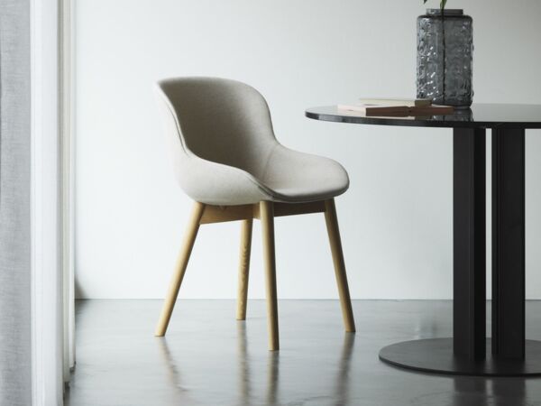 5_2021_Hyg_Chair_Wood_Full_Uph_MLF20_Oak_Scala_Table_H75_10cm_Marble_Black_01.jpg