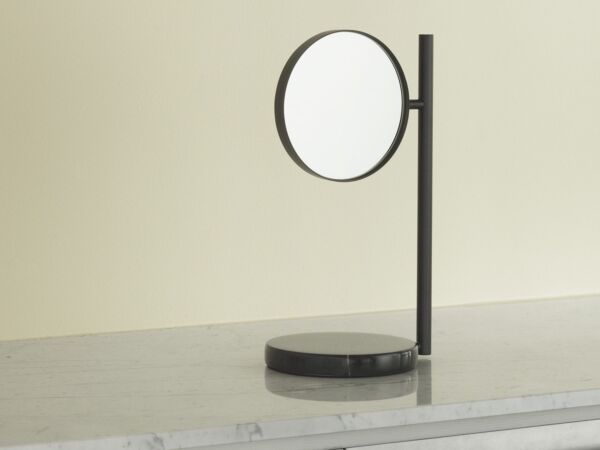 5_2022_Pose_Mirror_Black_02.jpg