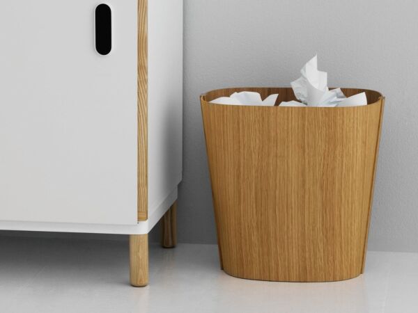 5_Normann-Copenhagen-Tales-of-Wood-Papierkorb-Eiche-Situation-1.jpg