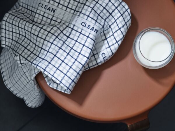 5_2019_Normann_Copenhagen_Tap_Stool_Caramel_Walnut_Ren_Tea_Towel_Double_Grid_Dark_Blue_Cool_Grey_01.jpg
