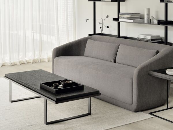 5_20151_Trapeze_sofa_pepper_25944_Stability_coffee_table_umber_21701_Sand_rug_WEB.jpg