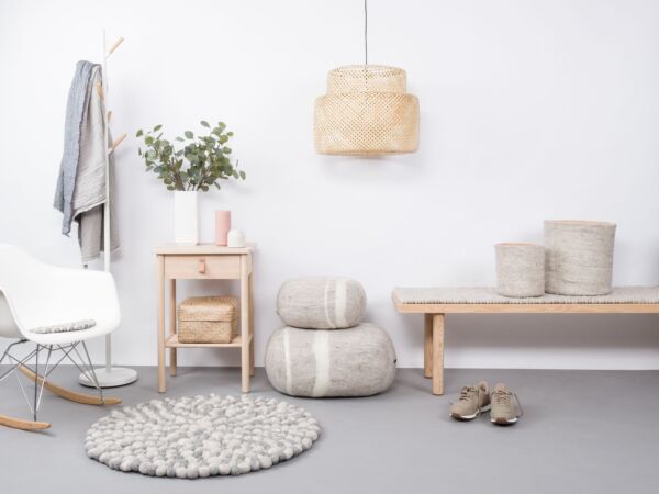 5_ernie-filzkugelteppich-rund-steinoptik-hell-ambiente-myfelt-1.jpg