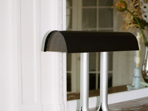 5_Anagram Table Lamp iron black.jpg