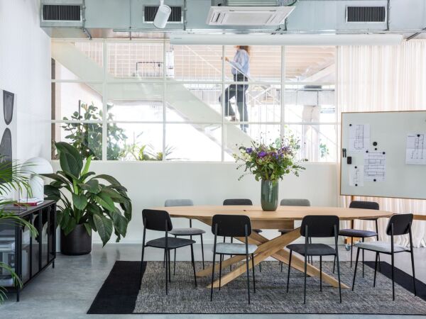 5_meeting_table_.jpg