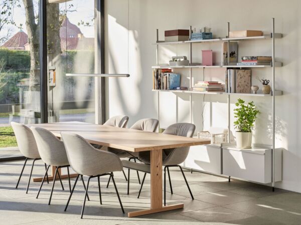 5_Pier System 133 PS white powder coated steel clear anodised profiles_Passerelle Table wb lacquer oak ink black crossbar_Factor Linear aluminium.jpg