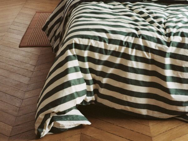 5_Ete Duvet Cover dark green_Ete Pillow Case Bordeaux and sky blue_Tapis Mat off white and lavender_New Order anthracite 02.jpg