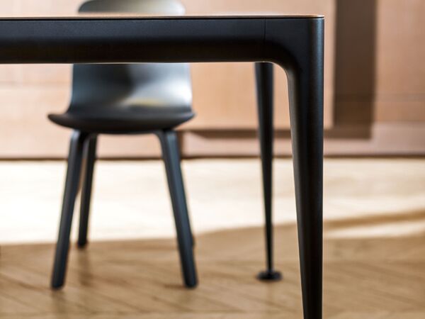 5_Magis_big_will_table_ambient_detail_TV3132_black_walnut_02.jpg