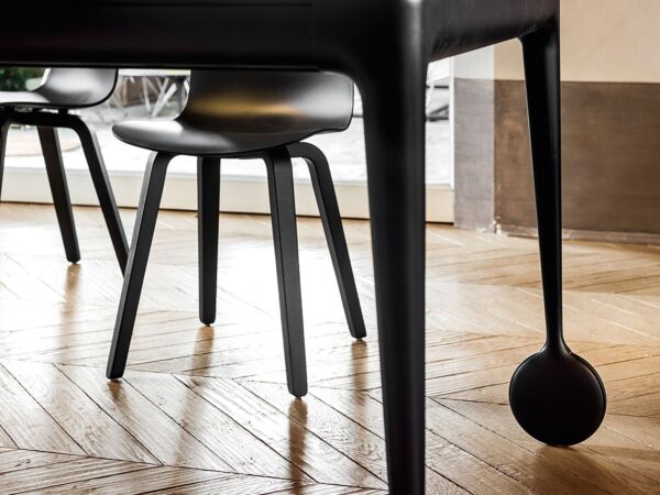 5_Magis_big_will_table_ambient_detail_TV3132_black_walnut_01_hr.jpg