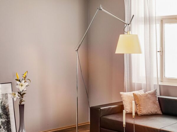 5_tolomeo-mega-floor-lamp-with-a-vellum-lampshade.jpg