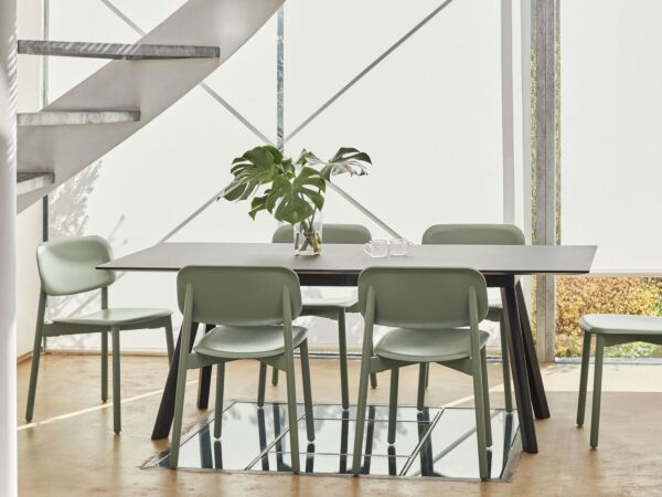 5_Soft Edge 12 dusty green wb lacquer oak_CPH 30 Extendable black lino black wb lacquer oak_Borosilicate Cup white swirl.jpg