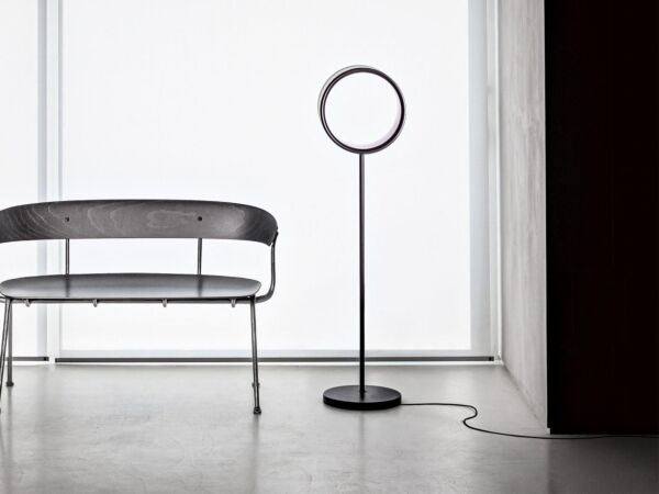 5_Magis_Lost_floor_lamp_immagine_full_screen_1.jpg