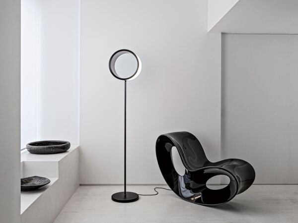 5_Magis_Lost_floor_lamp_l_ambient_LI35_black_01.jpg