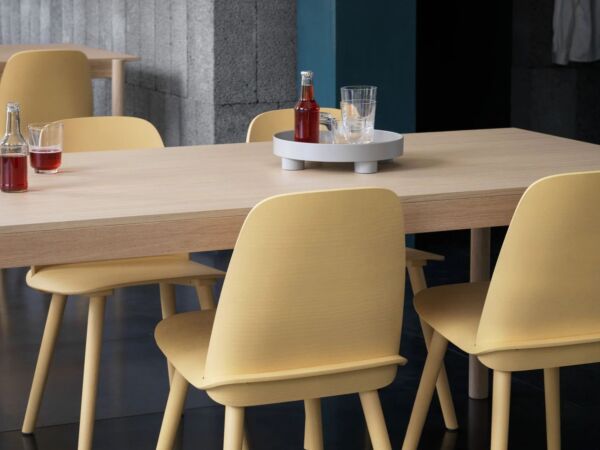 5_19421-top-pendant-38-grey-linear-wood-200x90-nerd-sand-yellow-platform-tray-grey-raise-clear-muuto-org_1.jpg