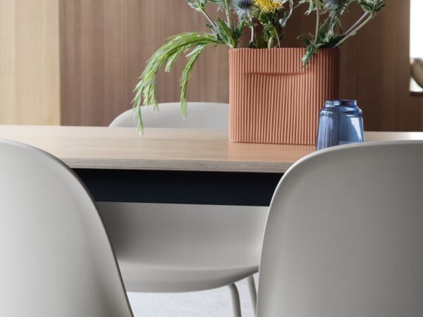 5_19815-fiber-side-chair-tube-grey-base-table-oak-veneer-black-raise-dark-blue-ridge-h16-5-terracotta-muuto-org.jpg
