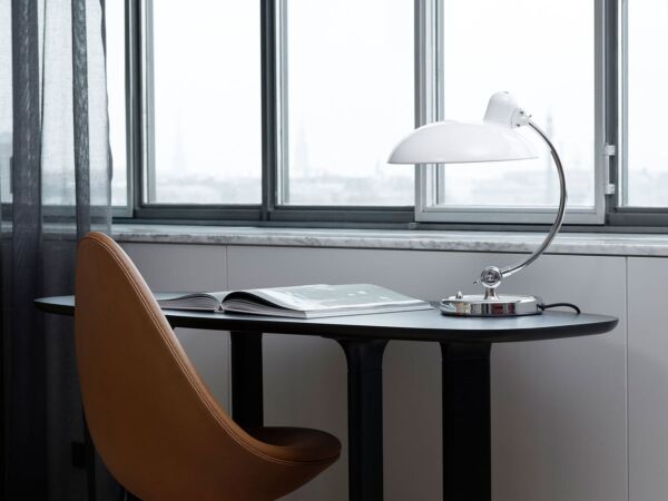 5_KAISER-idell-6631-Luxus-weiss-Drop-stuhl-Leder-congac-Fritz-Hansen-Ambient.jpg