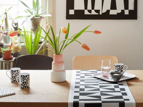 5_Vitra-Coffee-Mug-Geometric-A-schwarz-weiss-Situation.jpg
