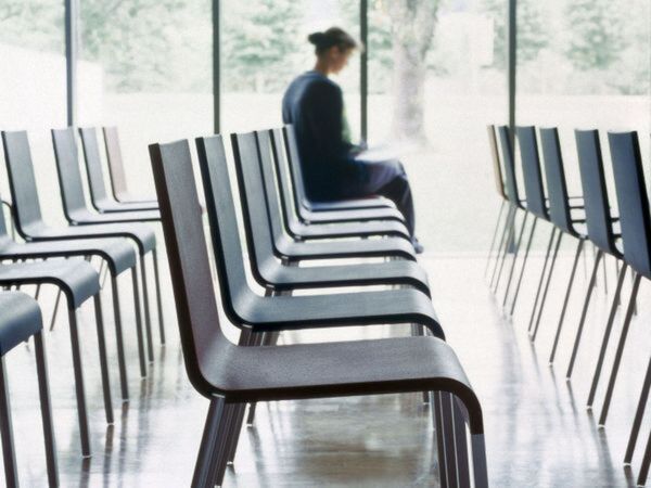 5_Vitra03 Chaise empilable.jpg