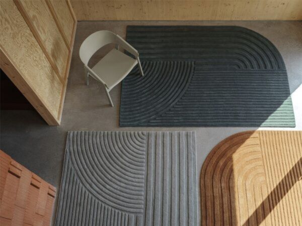 5_relevo-rug-dark-green-sage-green-burnt-orange-170x240-cover-lounge-dark-beige-muuto-org_150-600x450.jpg