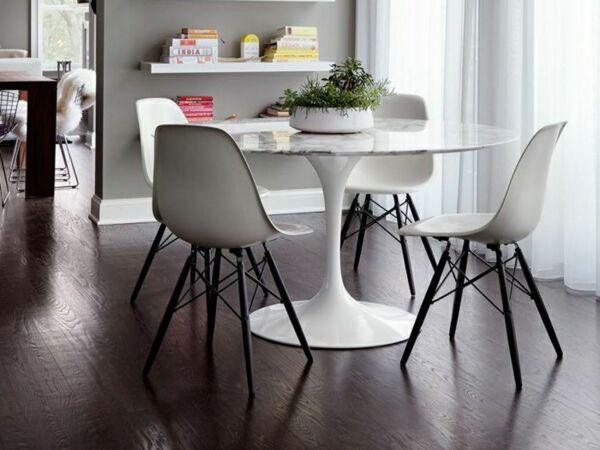 5_salle-de-séjour-table-tulipe-blanche-en-plastique-table-ronde-ikea-chaises-blanches-en-plastiques-parquet1.jpg