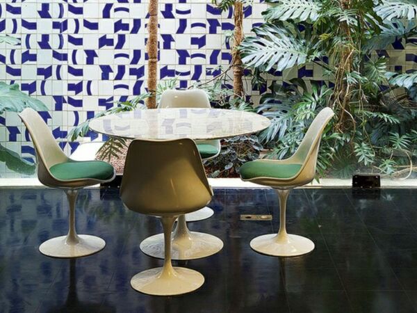5_table-saarinen-carrelage-noir-mur-coloré-plantes-vertes-carrelage-noir1.jpg