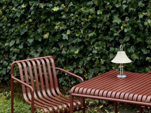 5_Palissade Dining Armchair iron red_Palissade Table L170xW90xH75 iron red_Mousqueton Portable oyster white 01.jpg