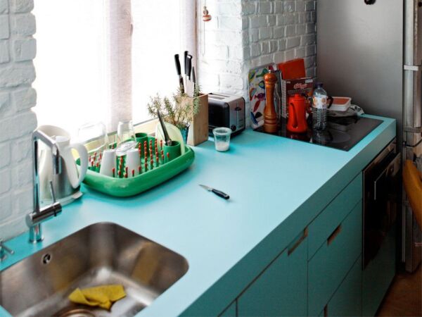 5_modern-small-space-kitchen-with-neon-blue-cupboards.jpg