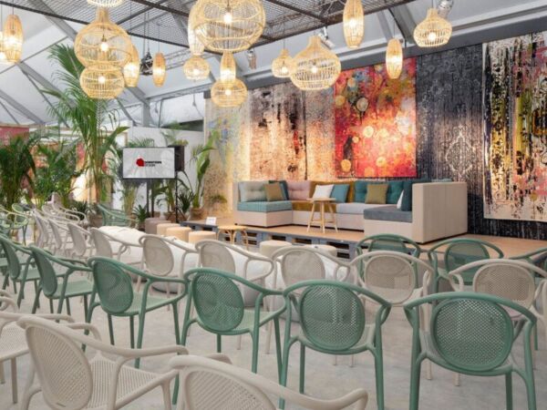 5_remind-3735-pedrali-fauteuils-remind-3735-noir-dans-une-salle-de-conference-product-carousel.jpg