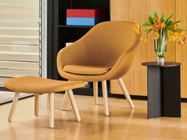 5_AAL 82 Nico 023 oak base_AAL 03 Ottoman Nico 023 oak base_Slit Table Wood Round black.jpg