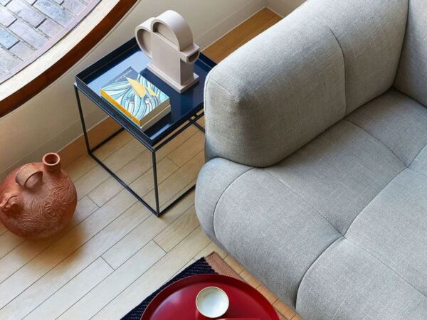 5_Quilton_3_Seater_Linen_Grid_adriatic_blue_DLM_cherry_red_high_gloss_Tray_Table_deep_blue_high_gloss_Bias_dark_blue.jpg