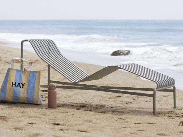 5_Palissade Chaise Longue sky grey_Candy Stripe M yellow and blue_Mono Thermal Bottle 0,9 litre cappuccino.jpg
