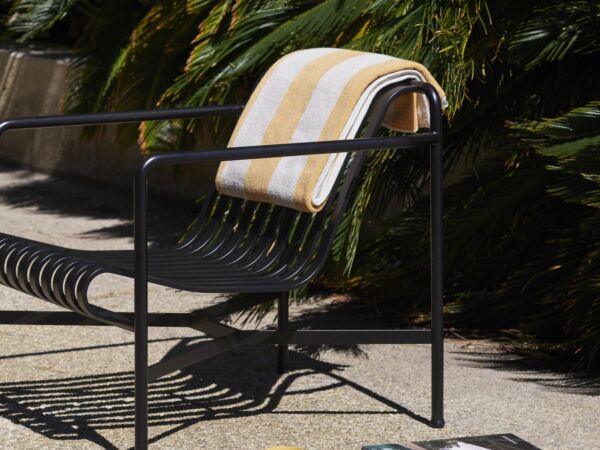 5_Palissade Lounge Chair Low anthracite_Frotte Stripe warm yellow_Borosilicate Mug jade yellow.jpg