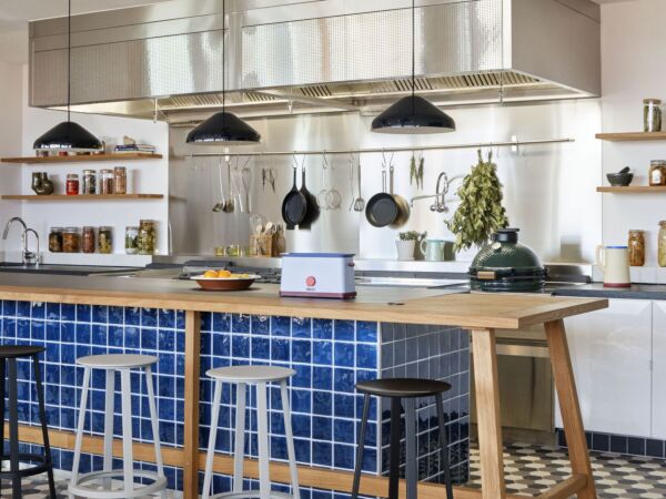 5_Zoku Hotel 2021_Pao Steel Pendant 350 soft black_Sowden Toaster EU blue_Revolver Bar Stool sky grey.jpg