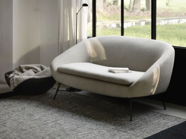 5_Barrow_sofa_21718_Black_dots_rug.jpg