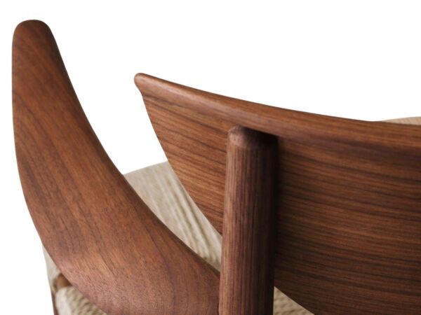 2_zDrawn_HM4_Oiled_Walnut_Close_up.jpg