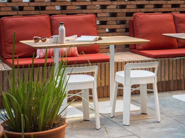 5_ombra-lowstool-white-ambient-fam-g-arcit.jpg