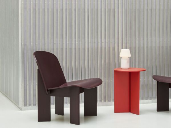 5_Chisel Lounge Chair dark bordeaux wb lacquered beech_Slit Table Wood Round High candy red wb lacquer oak_Apollo Portable Lamp white 02.jpg