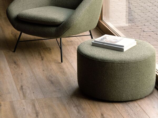 5_20136_Barrow_lounge_chair_pine_green_20147_Barrow_pouf_WEB.jpg