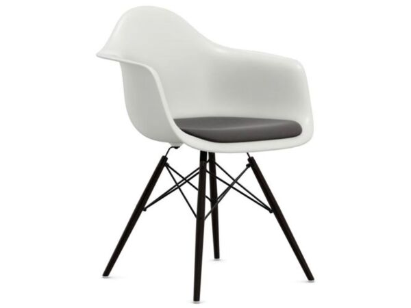 2_DAW EAMES PLASTIC.jpg