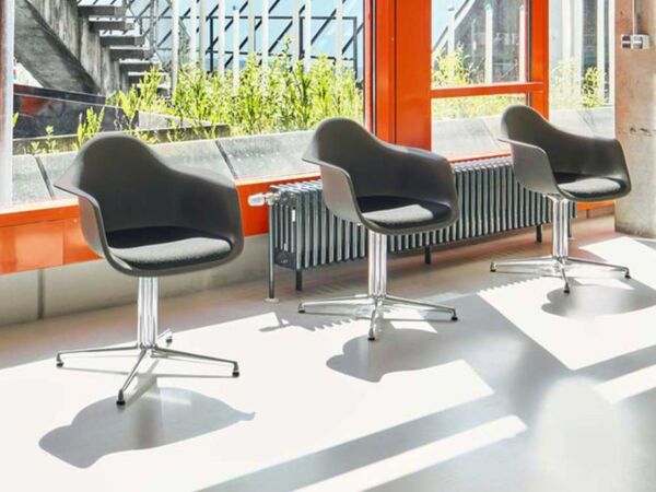 5_eetkamertoel-DAL-bruin-stoelen-sfeer-1.jpg