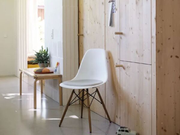 5_plastic-side-chair-blanc-coussin-ivoire_madeindesign_376113_original_1.jpg