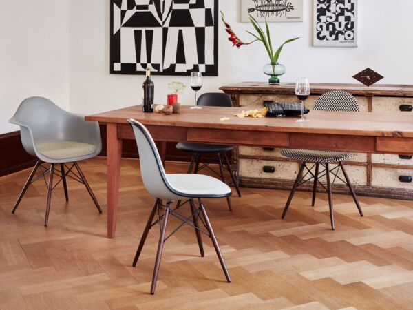 5_Eames Plastic Side Chair03.jpg